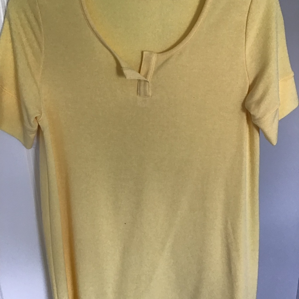 Softsurroundings yellow drop tail short sleeve jersey